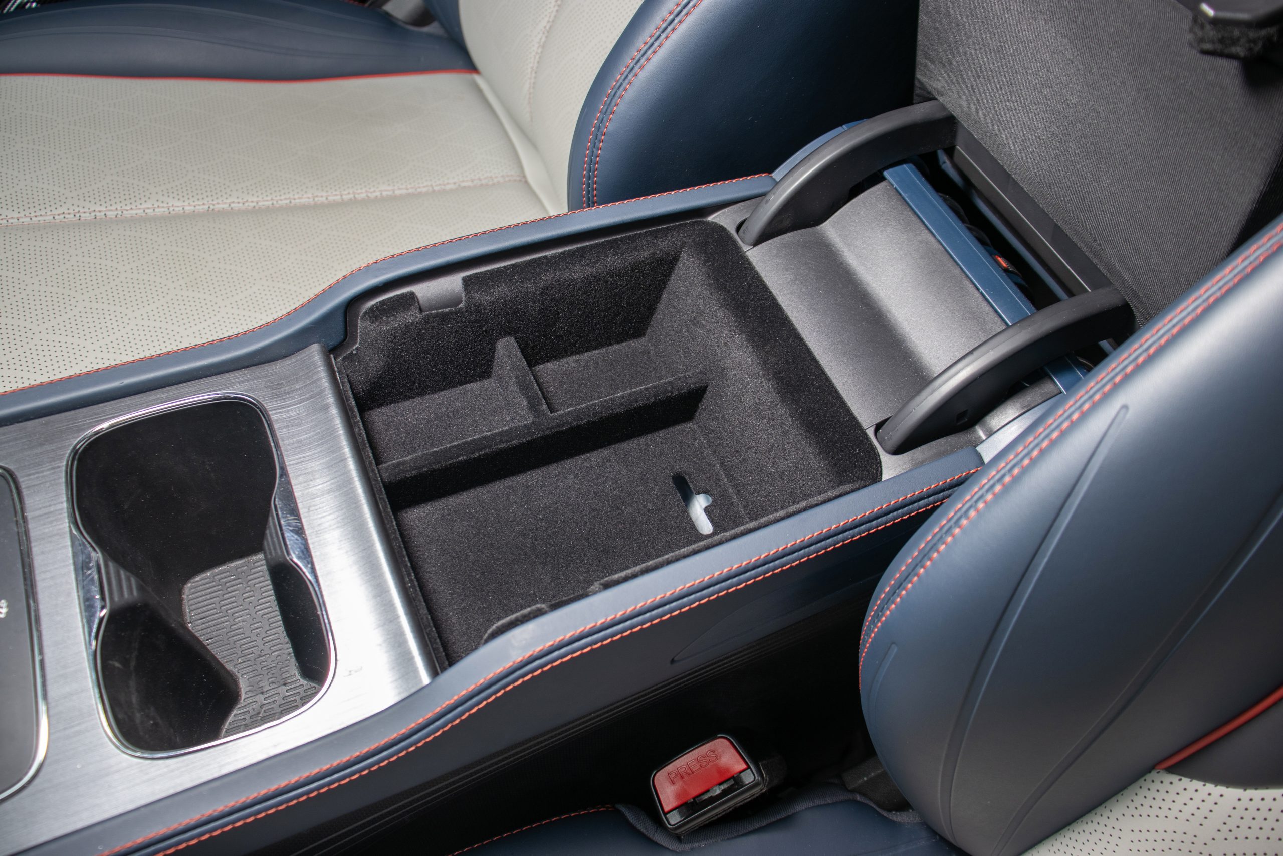 BYD Atto 3 Modeli İçin Kolçak İçi Organizer (Flock /Kadife Kaplı - Titreşim ve Ses Yapmaz)