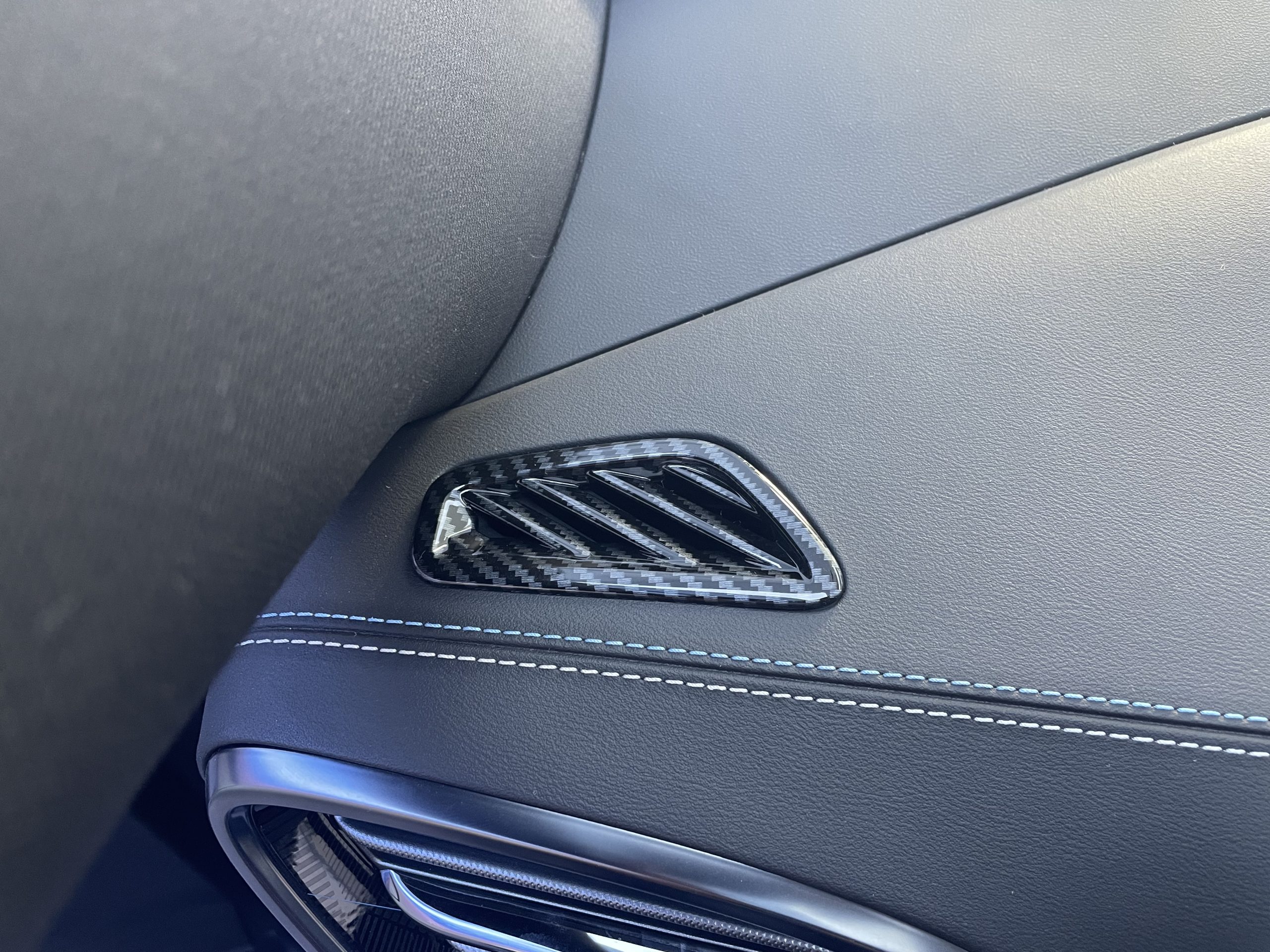 BYD Seal Ön Konsol Havalandırma Çerçevesi - Karbon Görünümlü Sportif Trim Kaplama