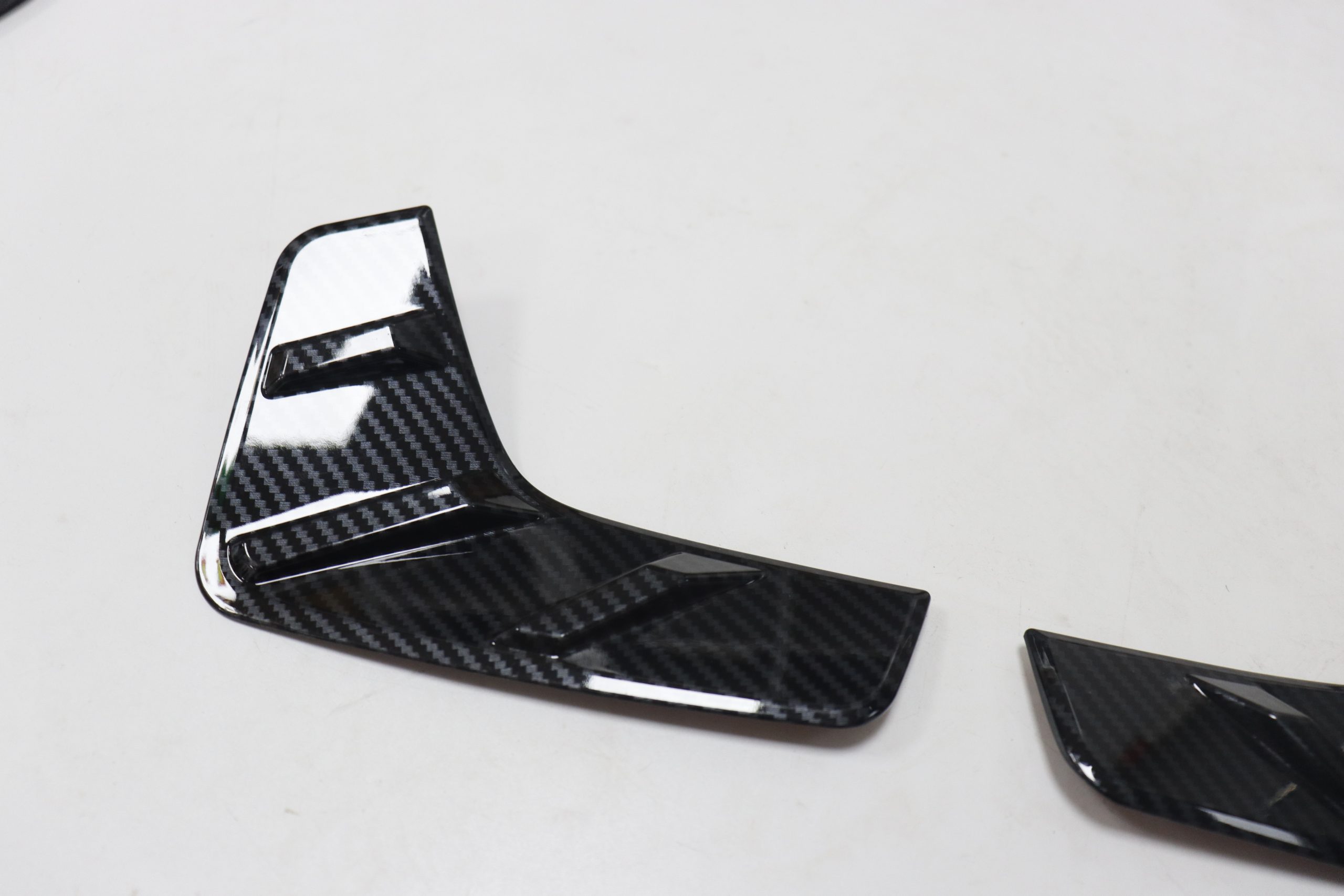 BYD Atto 3 Arka Sis Farı Kenar Kaplaması (Karbonfiber Desenli) - Görsel 4