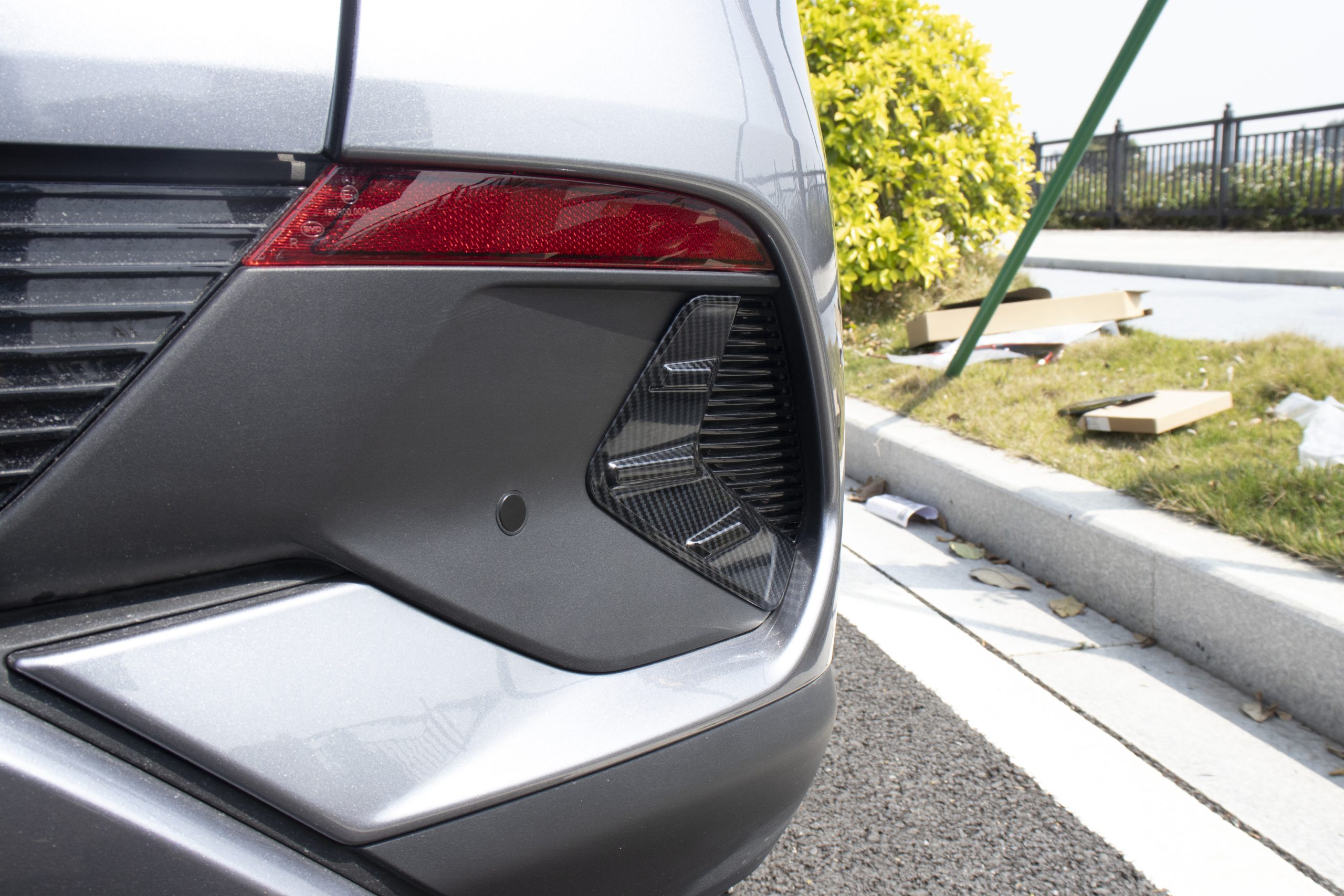 BYD Atto 3 Arka Sis Farı Kenar Kaplaması (Karbonfiber Desenli) - Görsel 2