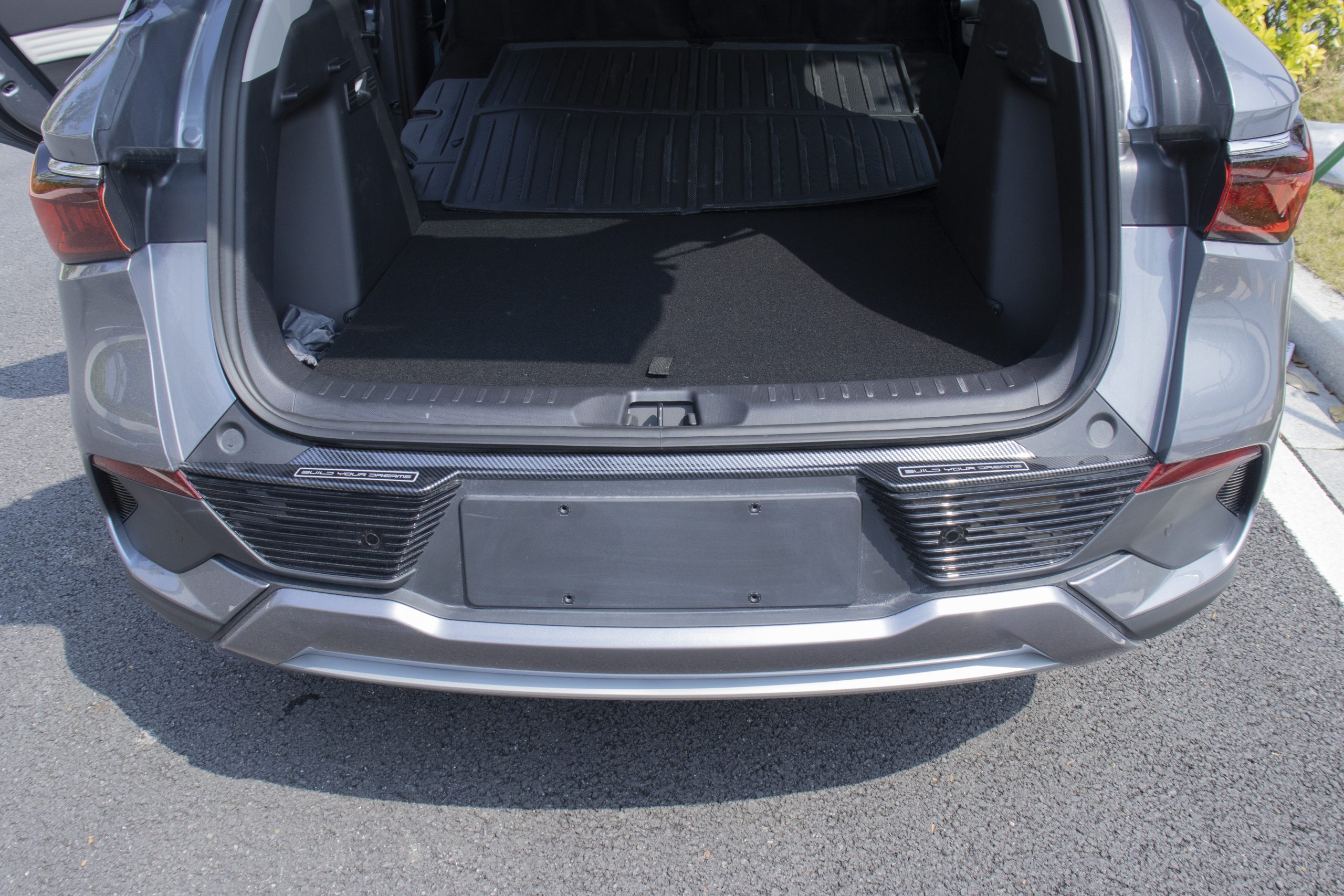 BYD Atto 3 Karbonfiber Desenli Bagaj Eşik Koruyucu (Dış) - Çizilmelere Karşı Dirençlidir - Görsel 5