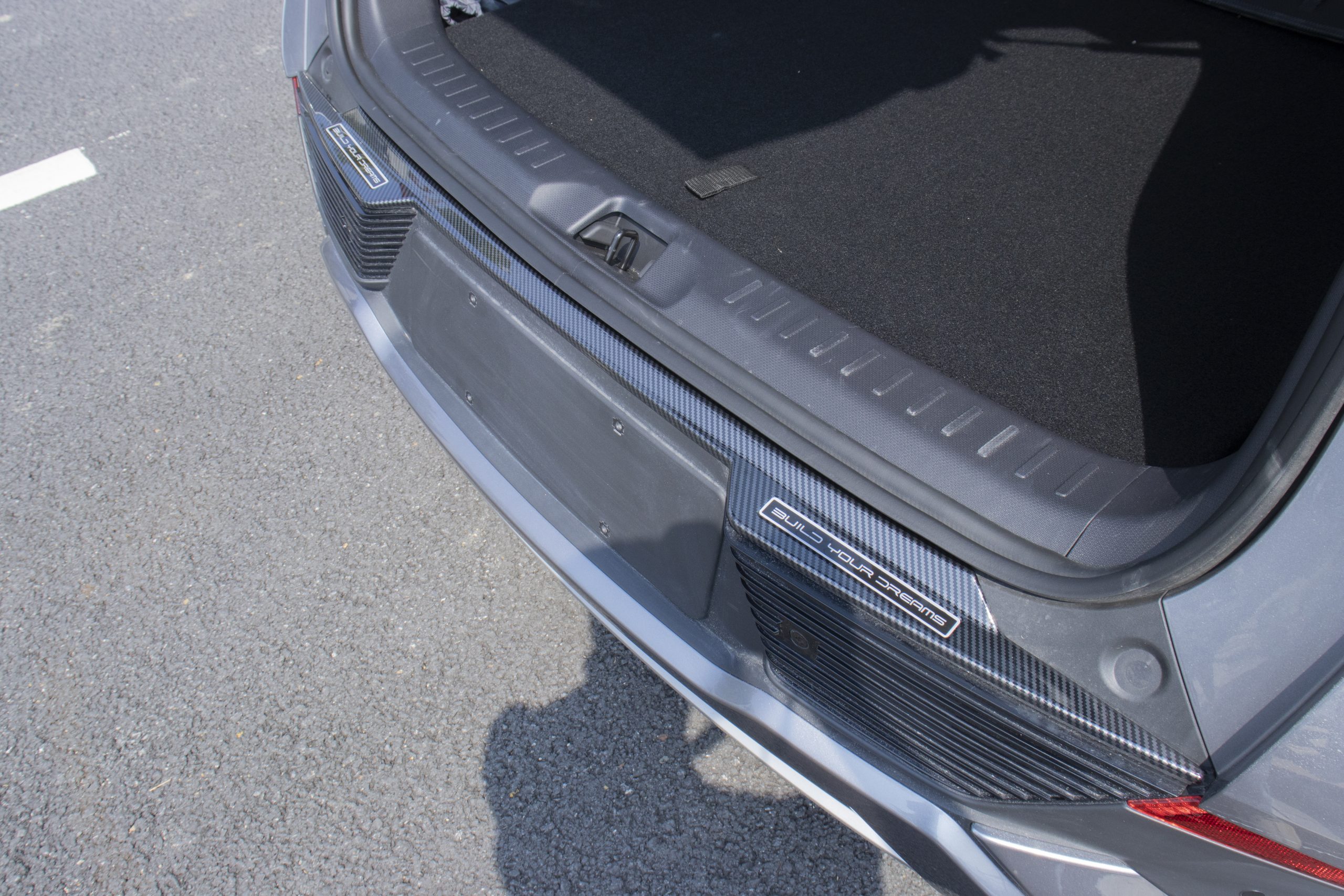 BYD Atto 3 Karbonfiber Desenli Bagaj Eşik Koruyucu (Dış) - Çizilmelere Karşı Dirençlidir