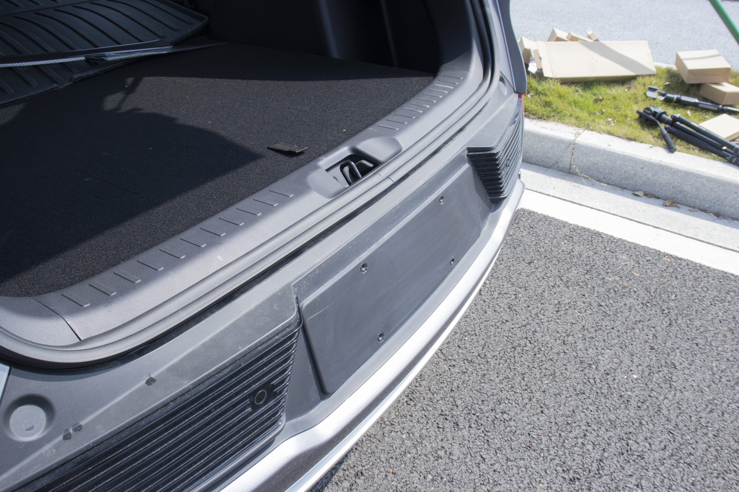 BYD Atto 3 Karbonfiber Desenli Bagaj Eşik Koruyucu (Dış) - Çizilmelere Karşı Dirençlidir - Görsel 3