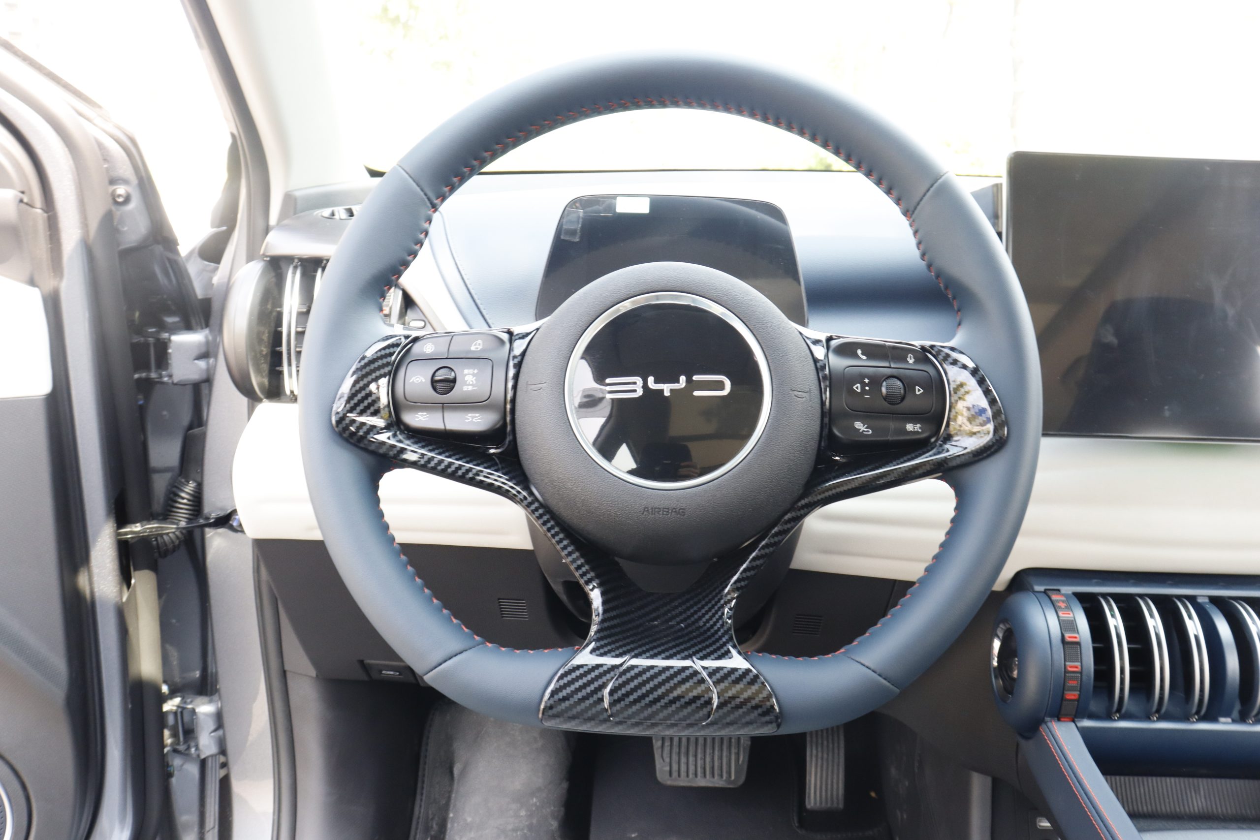 BYD Atto 3 Karbonfiber Desenli Direksiyon Kaplaması - Sportif Görünüm - Görsel 3