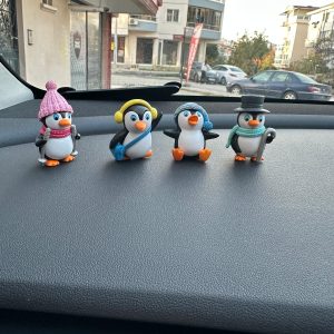 Araba İçi Torpido Süsü Pengui Ailesi Plastik Şık Tasarım Tüm Araç Modellerine Uygun