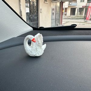 Araba İçi Torpido Süsü Beyaz Kuğu Şık Tasarım Tüm Araç Modellerine Uygun