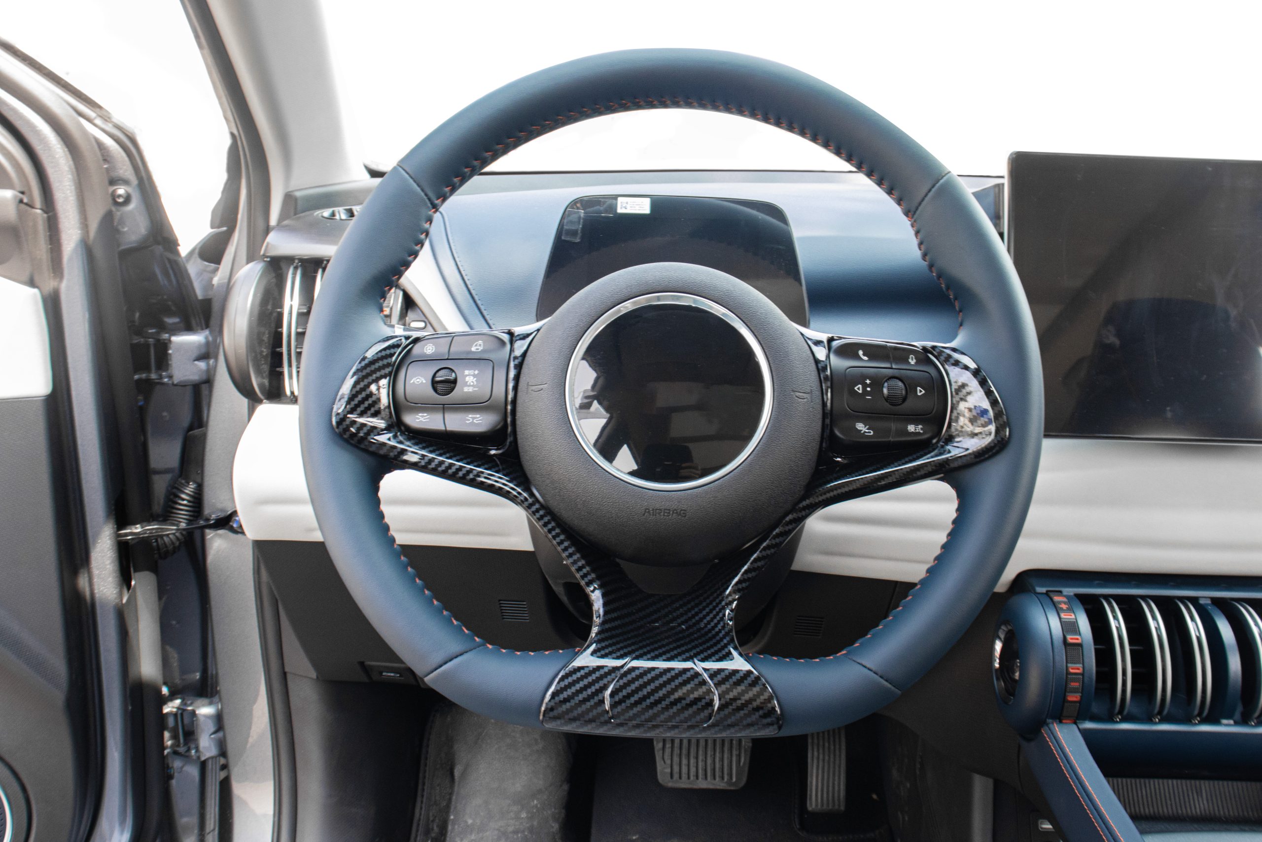 BYD Atto 3 Karbonfiber Desenli Direksiyon Kaplaması - Sportif Görünüm